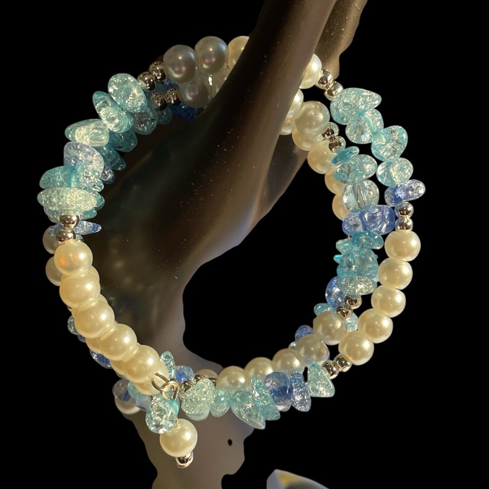 ✔️✔️Aqua  Blue Glass chips and faux Pearl Bracelet.